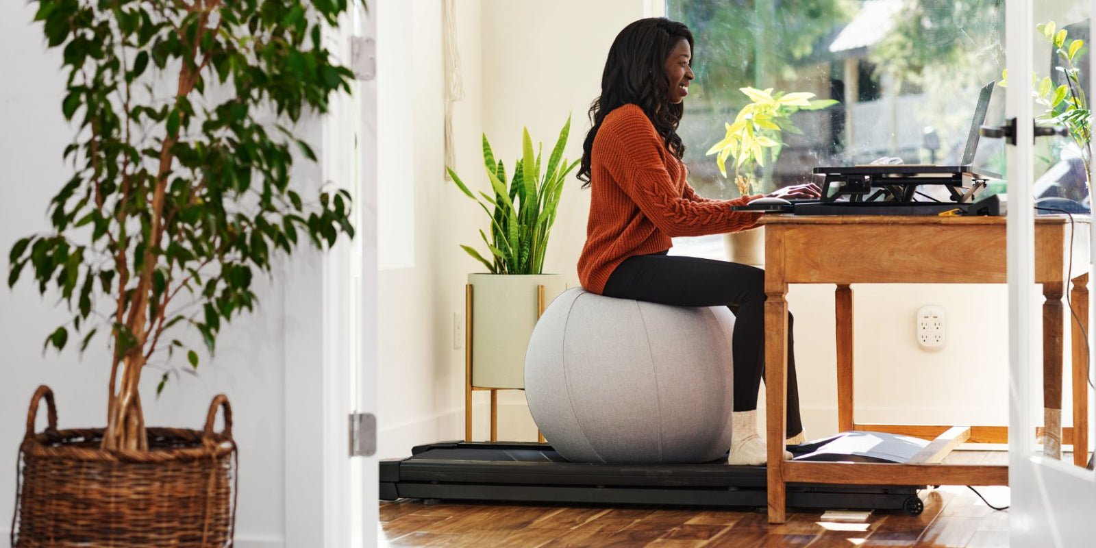 Active sitting at a treadmill using a yoga ball 